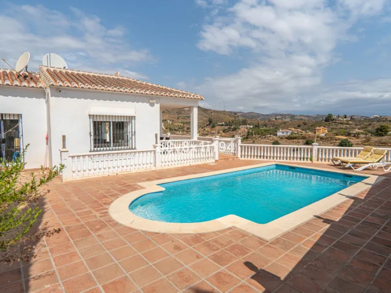 Looking for peace, space, and quality of life near the sea? Look no further! We present to you this spectacular detached villa located in a luxurious area of Benajarafe, just 1.5 km from the beach, offering stunning open views that will make you feel like