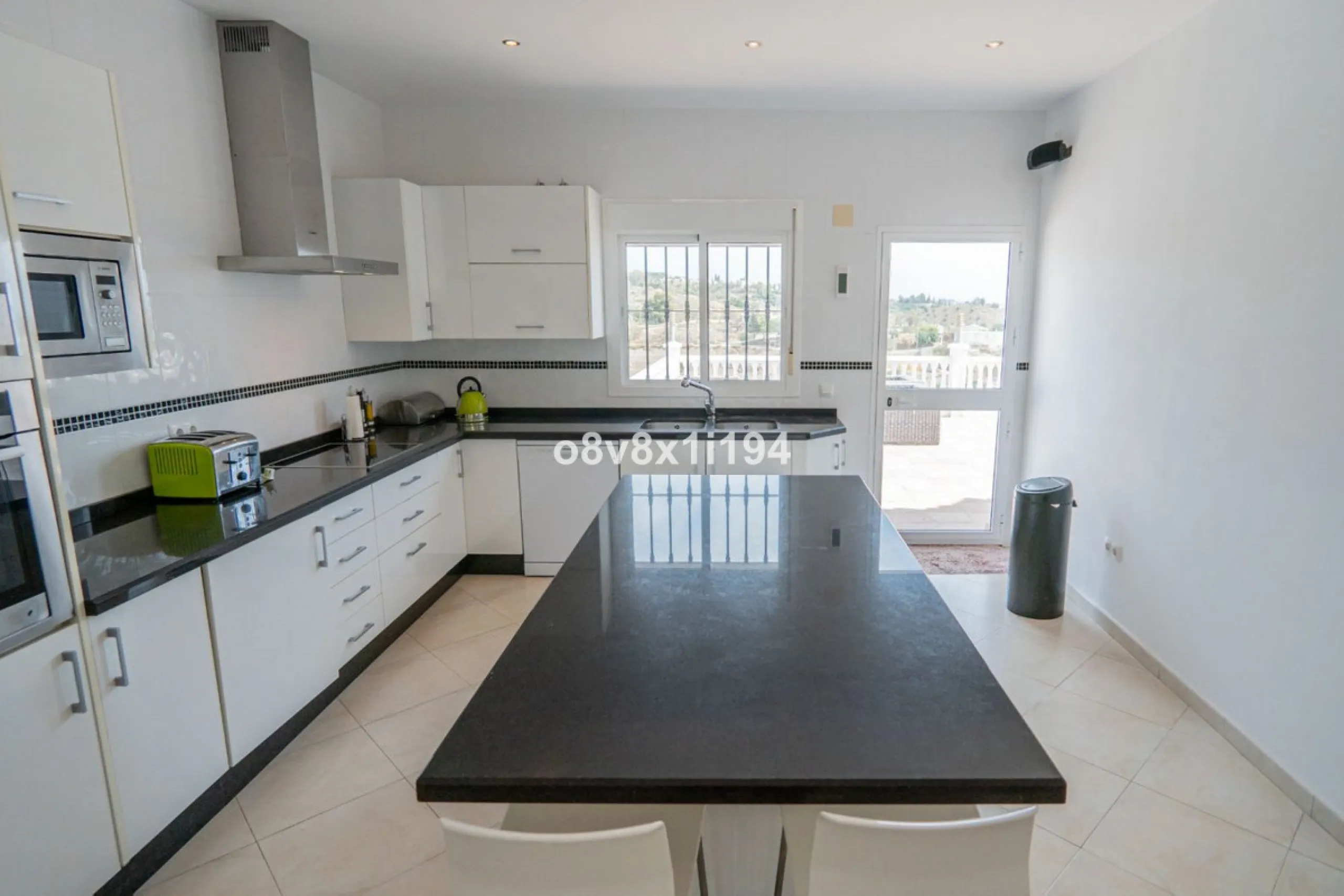 Looking for peace, space, and quality of life near the sea? Look no further! We present to you this spectacular detached villa located in a luxurious area of Benajarafe, just 1.5 km from the beach, offering stunning open views that will make you feel like
