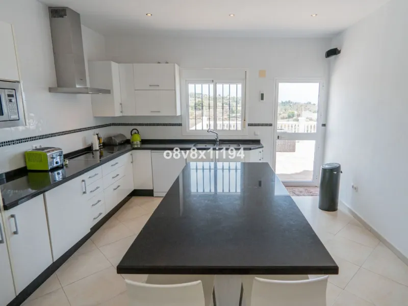 Looking for peace, space, and quality of life near the sea? Look no further! We present to you this spectacular detached villa located in a luxurious area of Benajarafe, just 1.5 km from the beach, offering stunning open views that will make you feel like