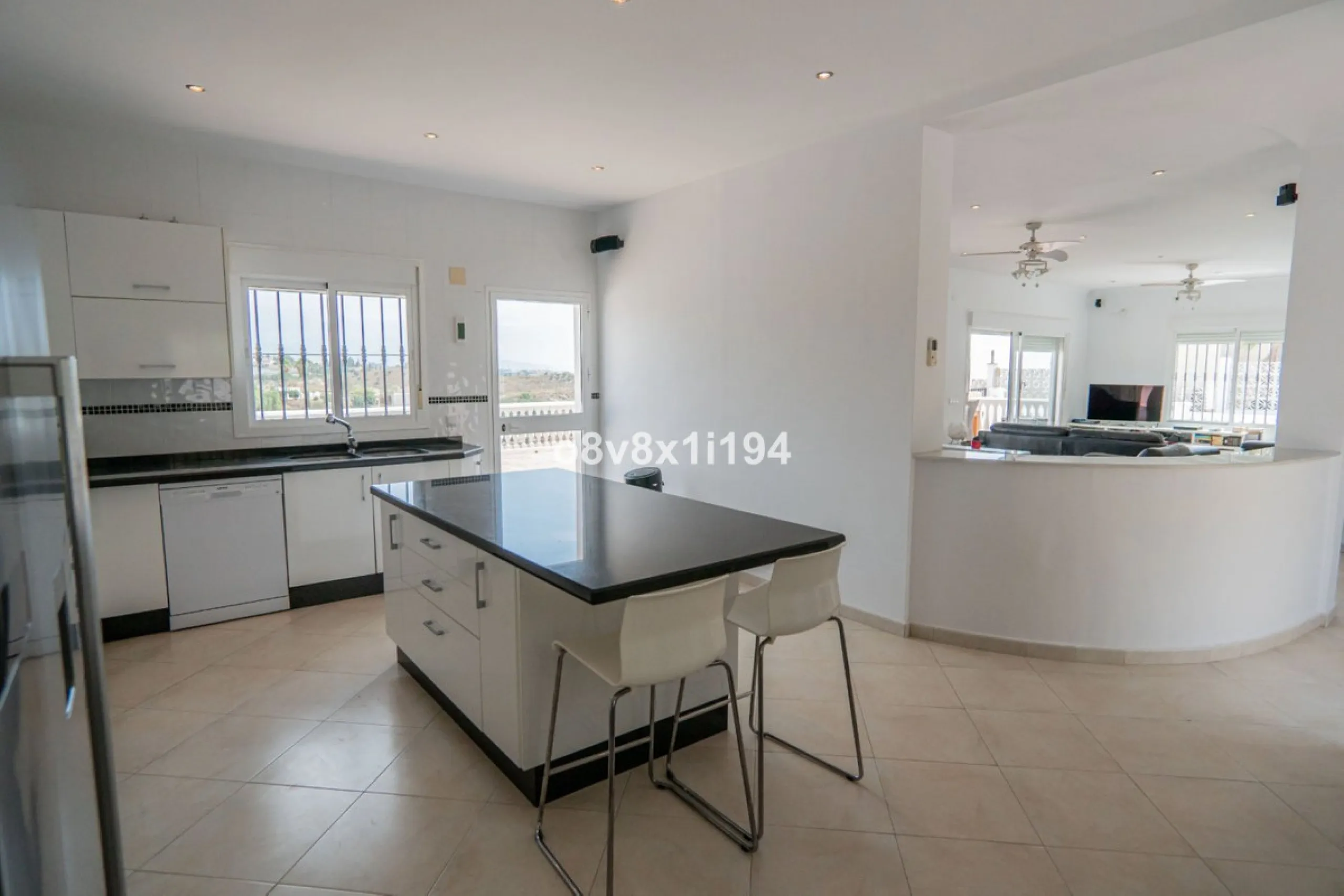 Looking for peace, space, and quality of life near the sea? Look no further! We present to you this spectacular detached villa located in a luxurious area of Benajarafe, just 1.5 km from the beach, offering stunning open views that will make you feel like