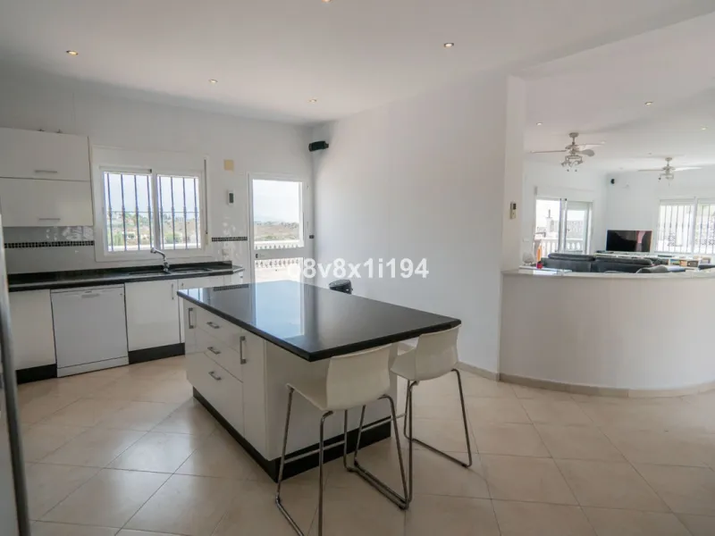 Looking for peace, space, and quality of life near the sea? Look no further! We present to you this spectacular detached villa located in a luxurious area of Benajarafe, just 1.5 km from the beach, offering stunning open views that will make you feel like