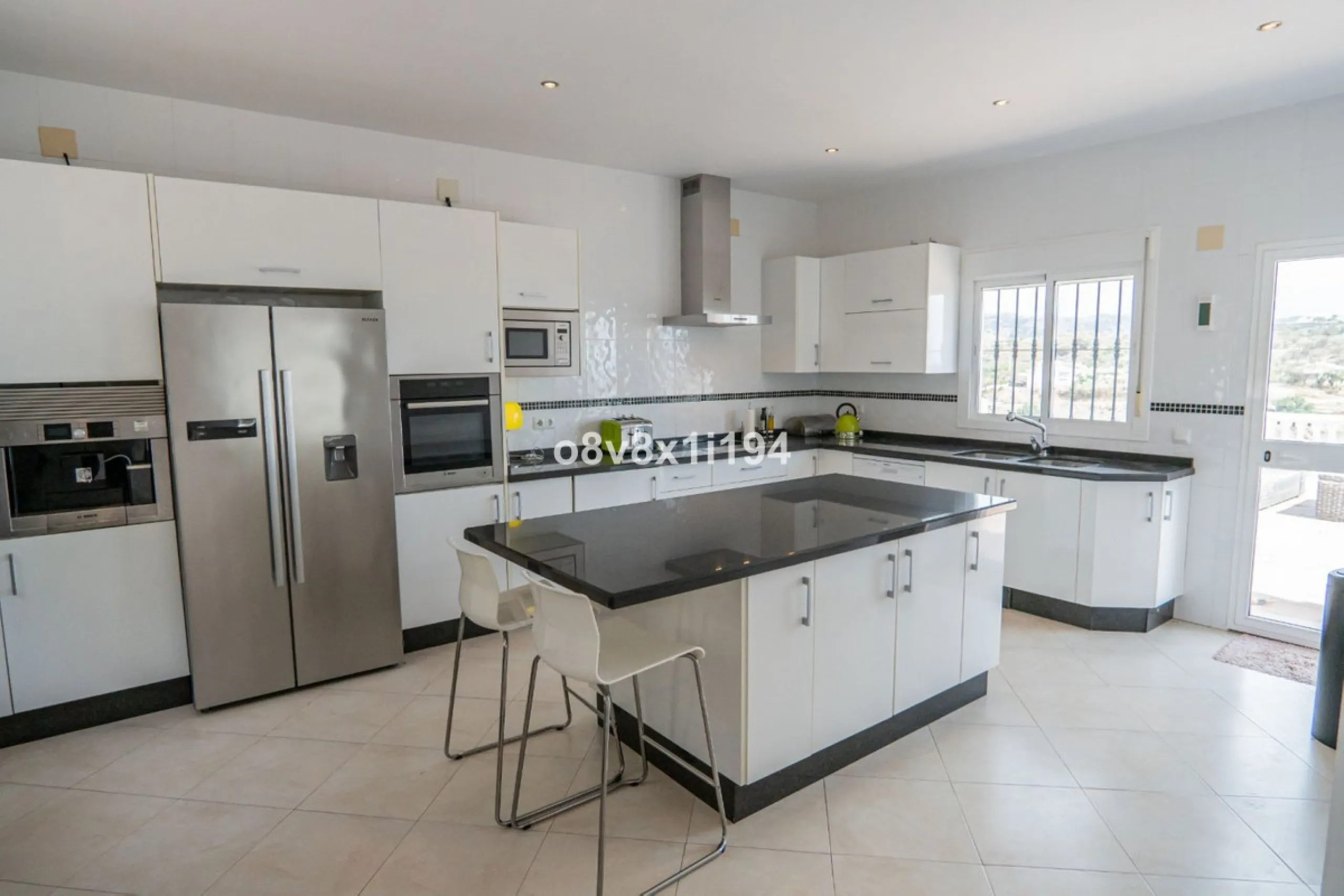 Looking for peace, space, and quality of life near the sea? Look no further! We present to you this spectacular detached villa located in a luxurious area of Benajarafe, just 1.5 km from the beach, offering stunning open views that will make you feel like