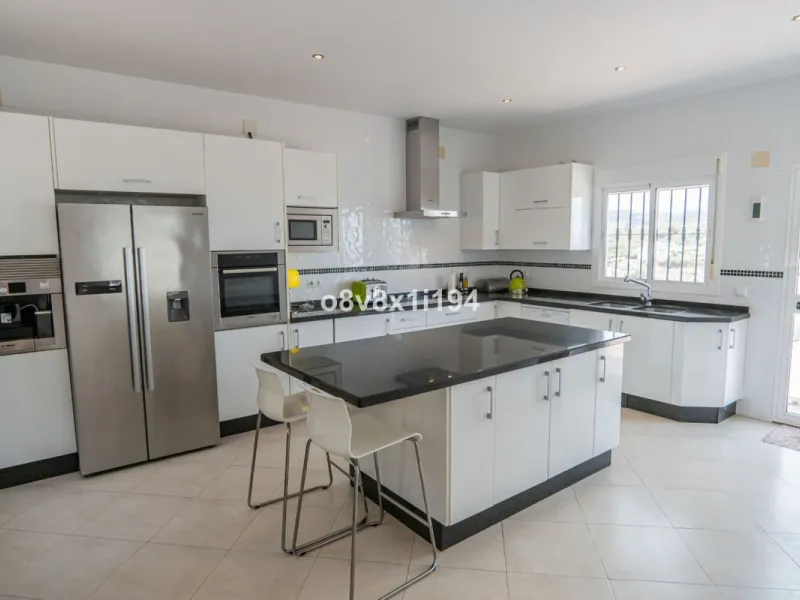 Looking for peace, space, and quality of life near the sea? Look no further! We present to you this spectacular detached villa located in a luxurious area of Benajarafe, just 1.5 km from the beach, offering stunning open views that will make you feel like