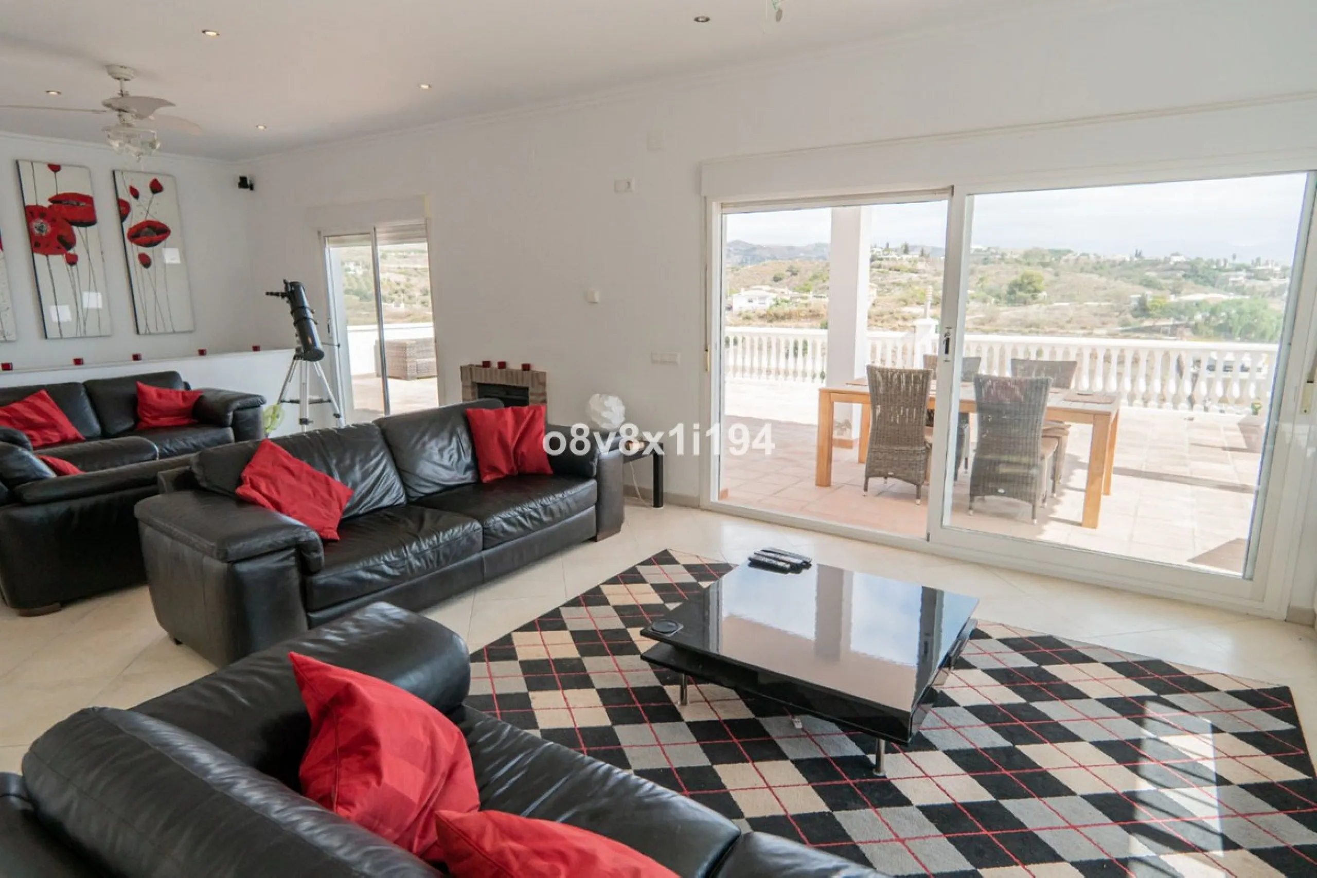 Looking for peace, space, and quality of life near the sea? Look no further! We present to you this spectacular detached villa located in a luxurious area of Benajarafe, just 1.5 km from the beach, offering stunning open views that will make you feel like
