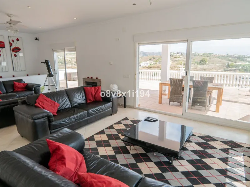 Looking for peace, space, and quality of life near the sea? Look no further! We present to you this spectacular detached villa located in a luxurious area of Benajarafe, just 1.5 km from the beach, offering stunning open views that will make you feel like