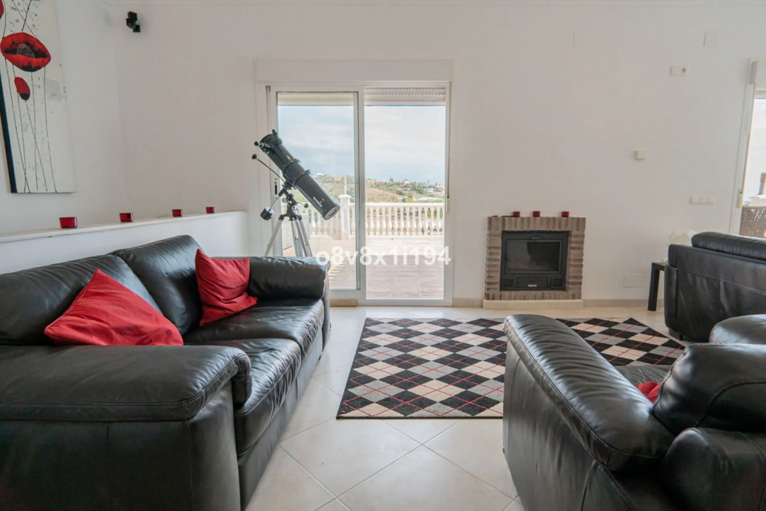 Looking for peace, space, and quality of life near the sea? Look no further! We present to you this spectacular detached villa located in a luxurious area of Benajarafe, just 1.5 km from the beach, offering stunning open views that will make you feel like
