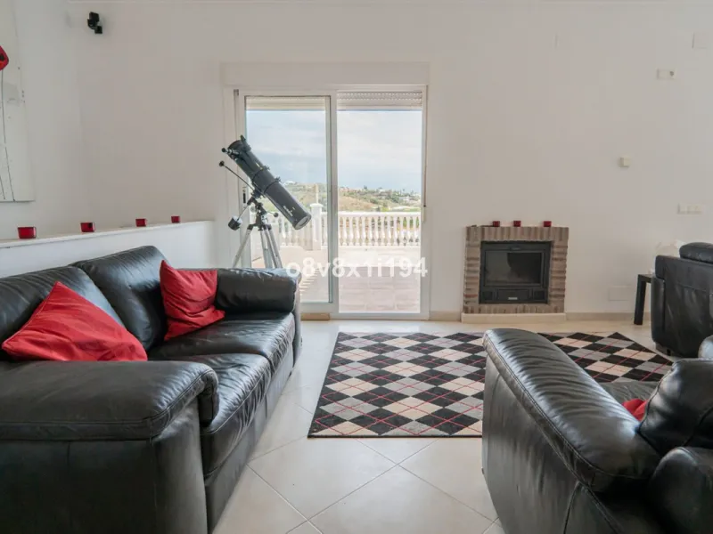 Looking for peace, space, and quality of life near the sea? Look no further! We present to you this spectacular detached villa located in a luxurious area of Benajarafe, just 1.5 km from the beach, offering stunning open views that will make you feel like