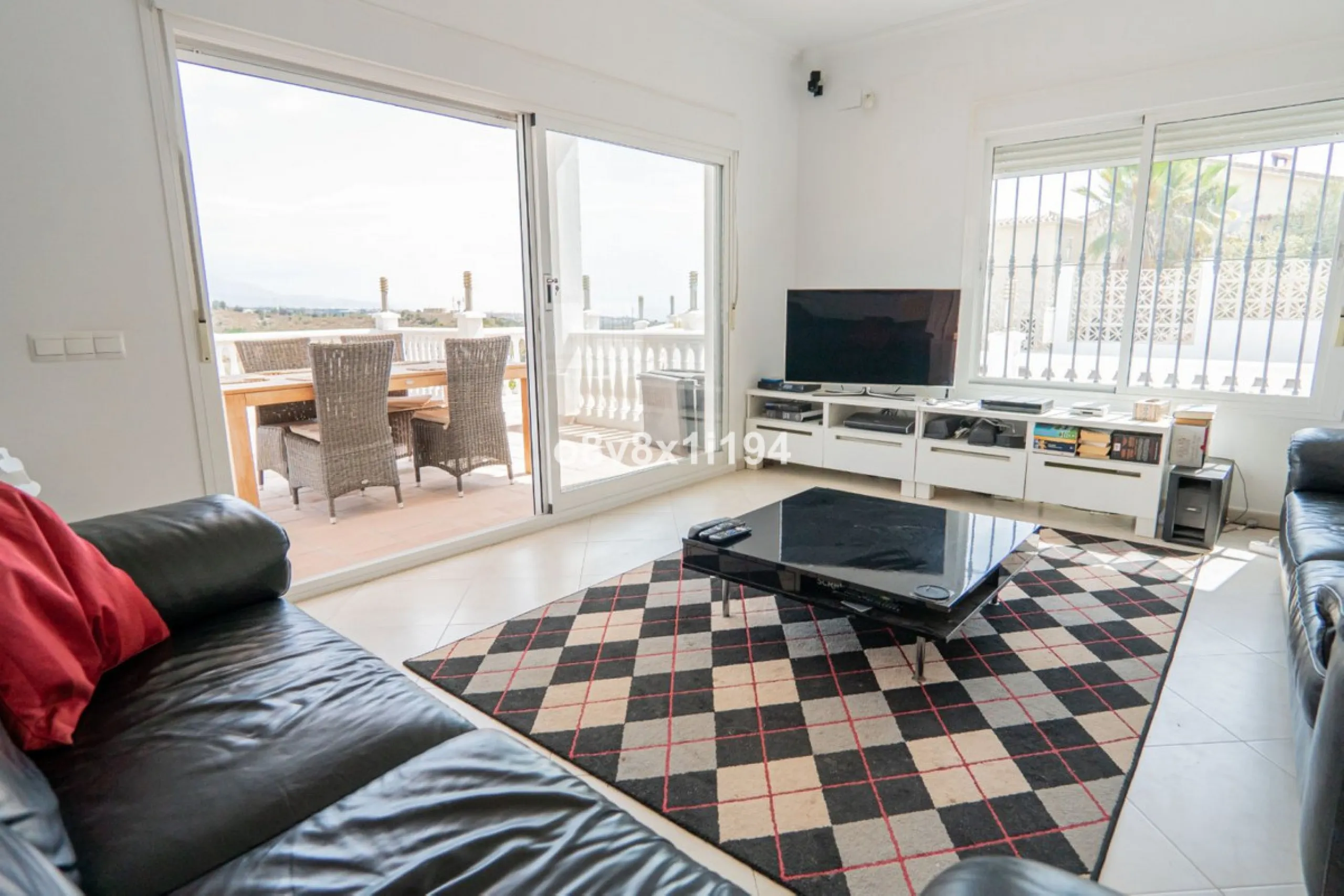 Looking for peace, space, and quality of life near the sea? Look no further! We present to you this spectacular detached villa located in a luxurious area of Benajarafe, just 1.5 km from the beach, offering stunning open views that will make you feel like