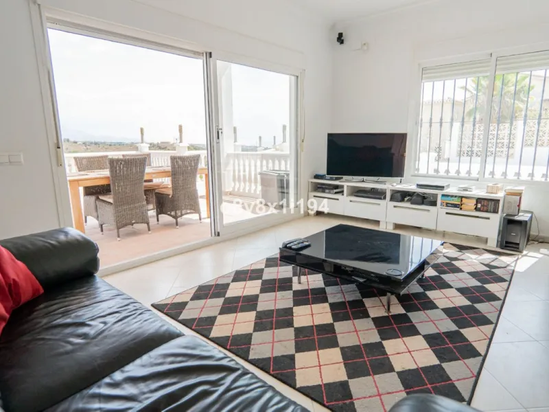 Looking for peace, space, and quality of life near the sea? Look no further! We present to you this spectacular detached villa located in a luxurious area of Benajarafe, just 1.5 km from the beach, offering stunning open views that will make you feel like