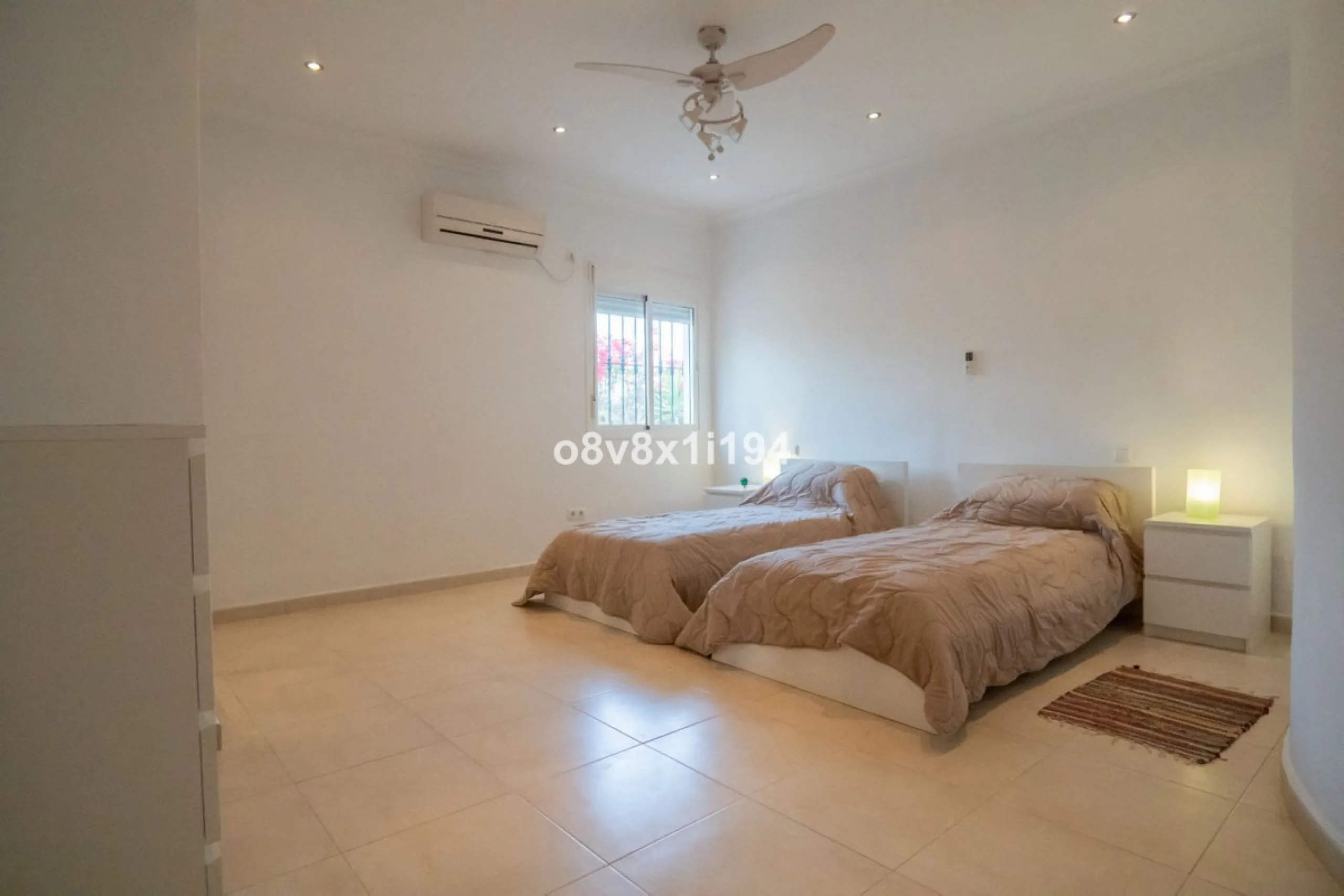 Looking for peace, space, and quality of life near the sea? Look no further! We present to you this spectacular detached villa located in a luxurious area of Benajarafe, just 1.5 km from the beach, offering stunning open views that will make you feel like