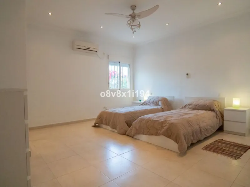 Looking for peace, space, and quality of life near the sea? Look no further! We present to you this spectacular detached villa located in a luxurious area of Benajarafe, just 1.5 km from the beach, offering stunning open views that will make you feel like