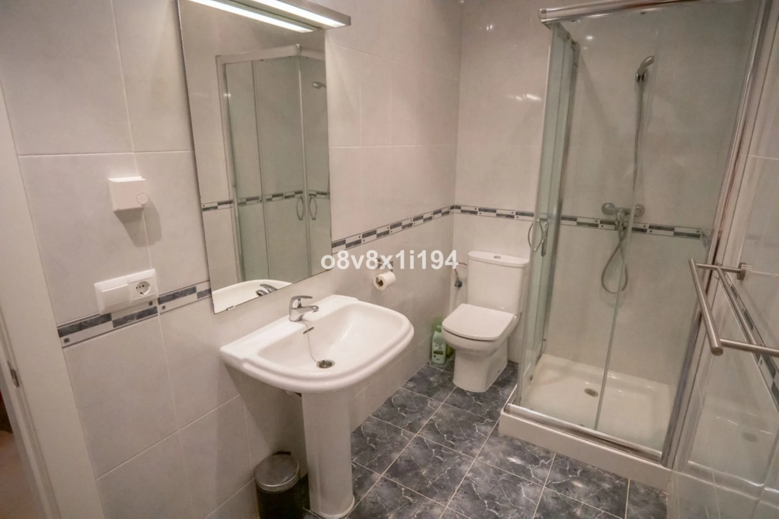 Looking for peace, space, and quality of life near the sea? Look no further! We present to you this spectacular detached villa located in a luxurious area of Benajarafe, just 1.5 km from the beach, offering stunning open views that will make you feel like