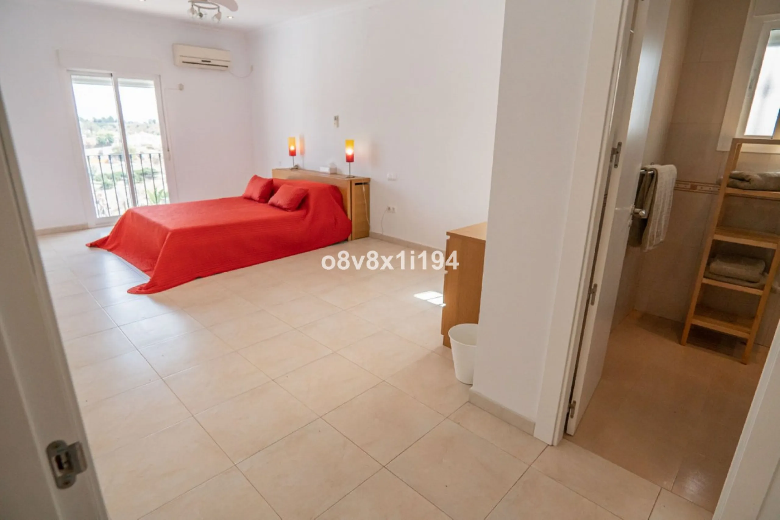 Looking for peace, space, and quality of life near the sea? Look no further! We present to you this spectacular detached villa located in a luxurious area of Benajarafe, just 1.5 km from the beach, offering stunning open views that will make you feel like