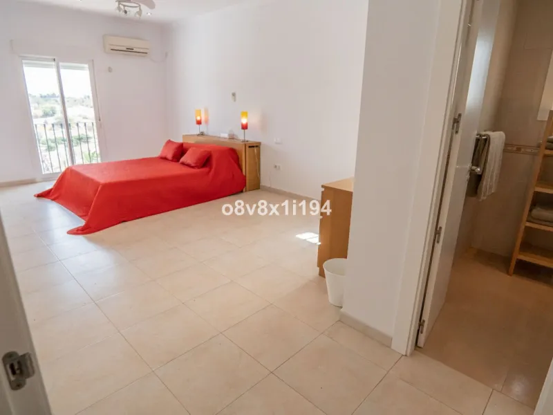 Looking for peace, space, and quality of life near the sea? Look no further! We present to you this spectacular detached villa located in a luxurious area of Benajarafe, just 1.5 km from the beach, offering stunning open views that will make you feel like