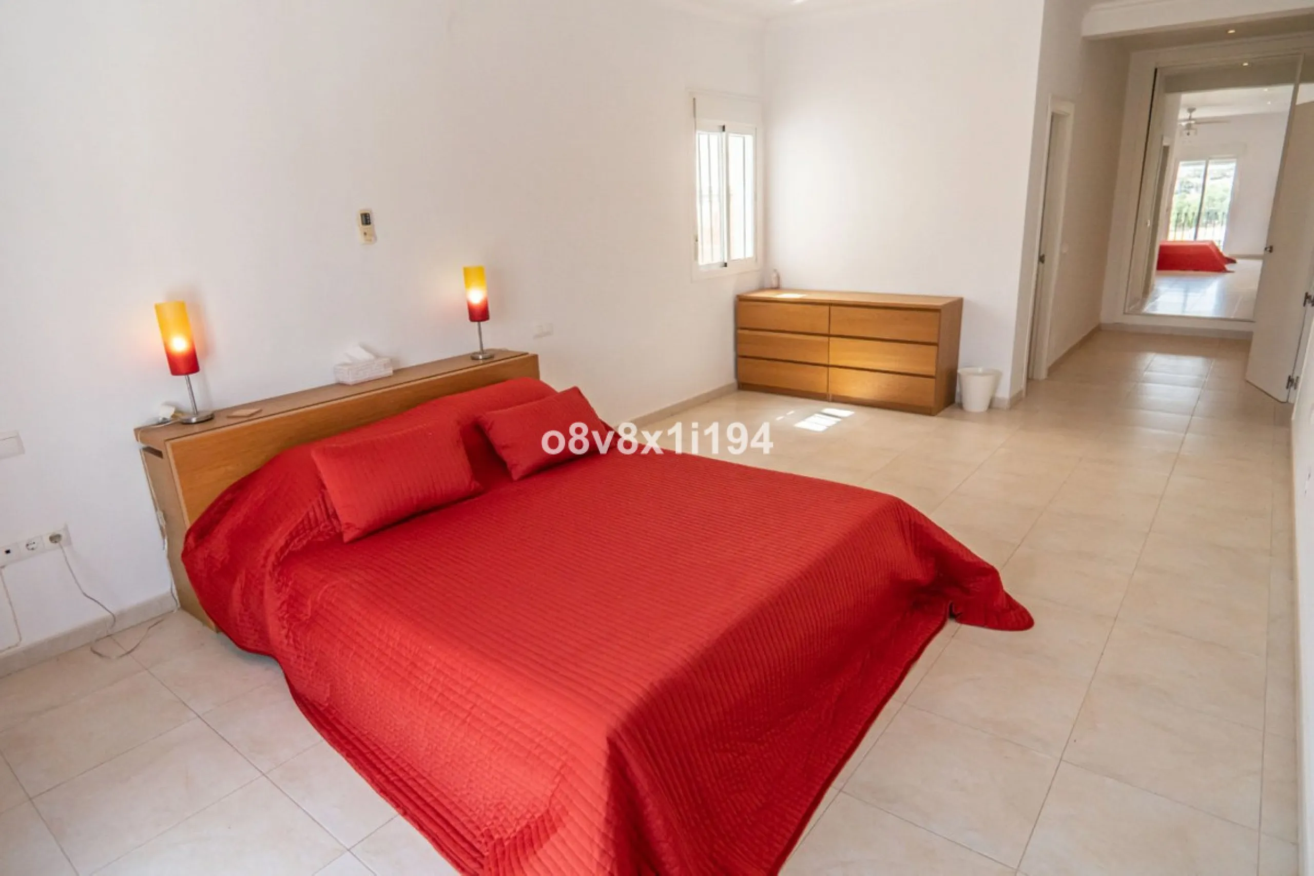 Looking for peace, space, and quality of life near the sea? Look no further! We present to you this spectacular detached villa located in a luxurious area of Benajarafe, just 1.5 km from the beach, offering stunning open views that will make you feel like