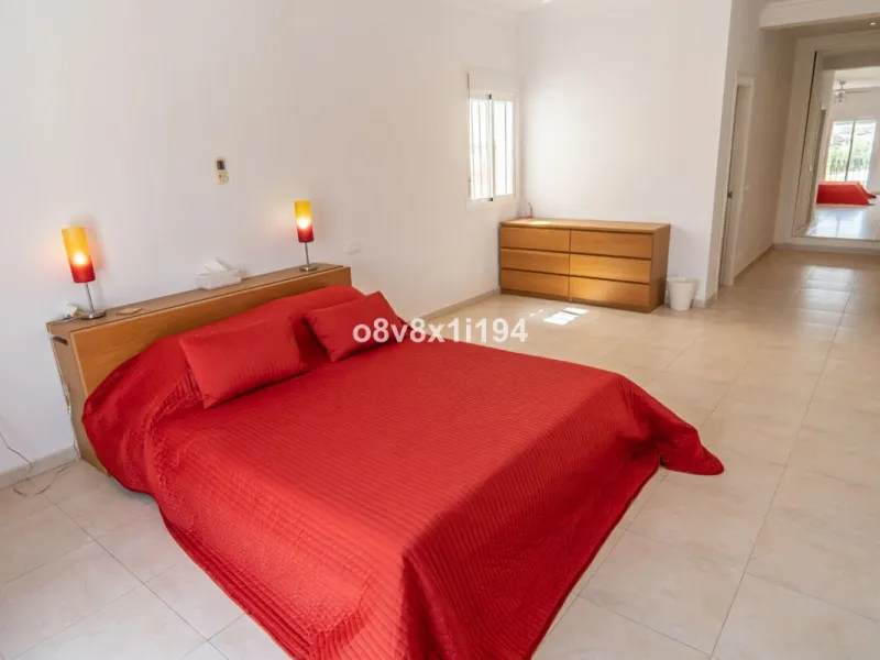 Looking for peace, space, and quality of life near the sea? Look no further! We present to you this spectacular detached villa located in a luxurious area of Benajarafe, just 1.5 km from the beach, offering stunning open views that will make you feel like