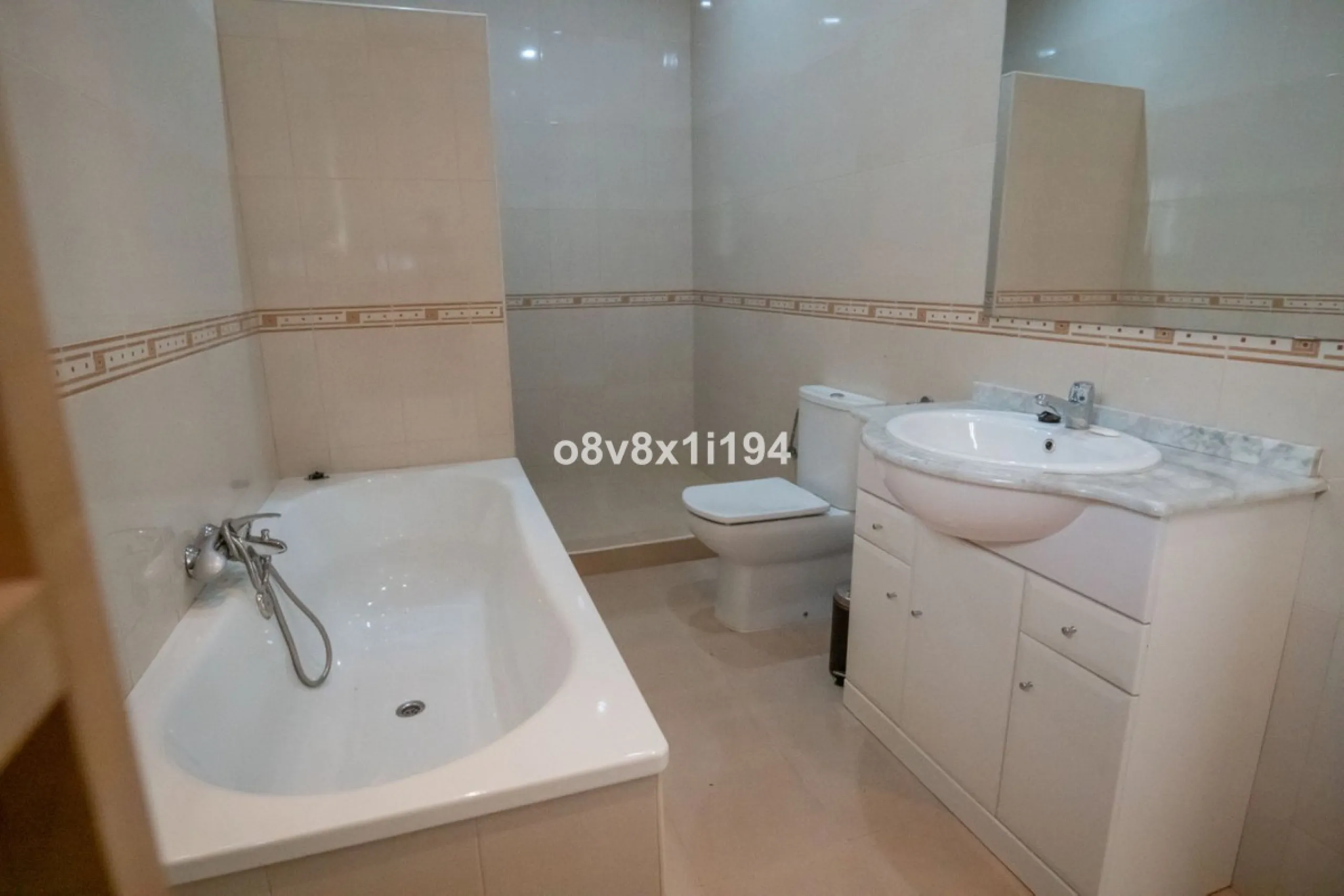 Looking for peace, space, and quality of life near the sea? Look no further! We present to you this spectacular detached villa located in a luxurious area of Benajarafe, just 1.5 km from the beach, offering stunning open views that will make you feel like