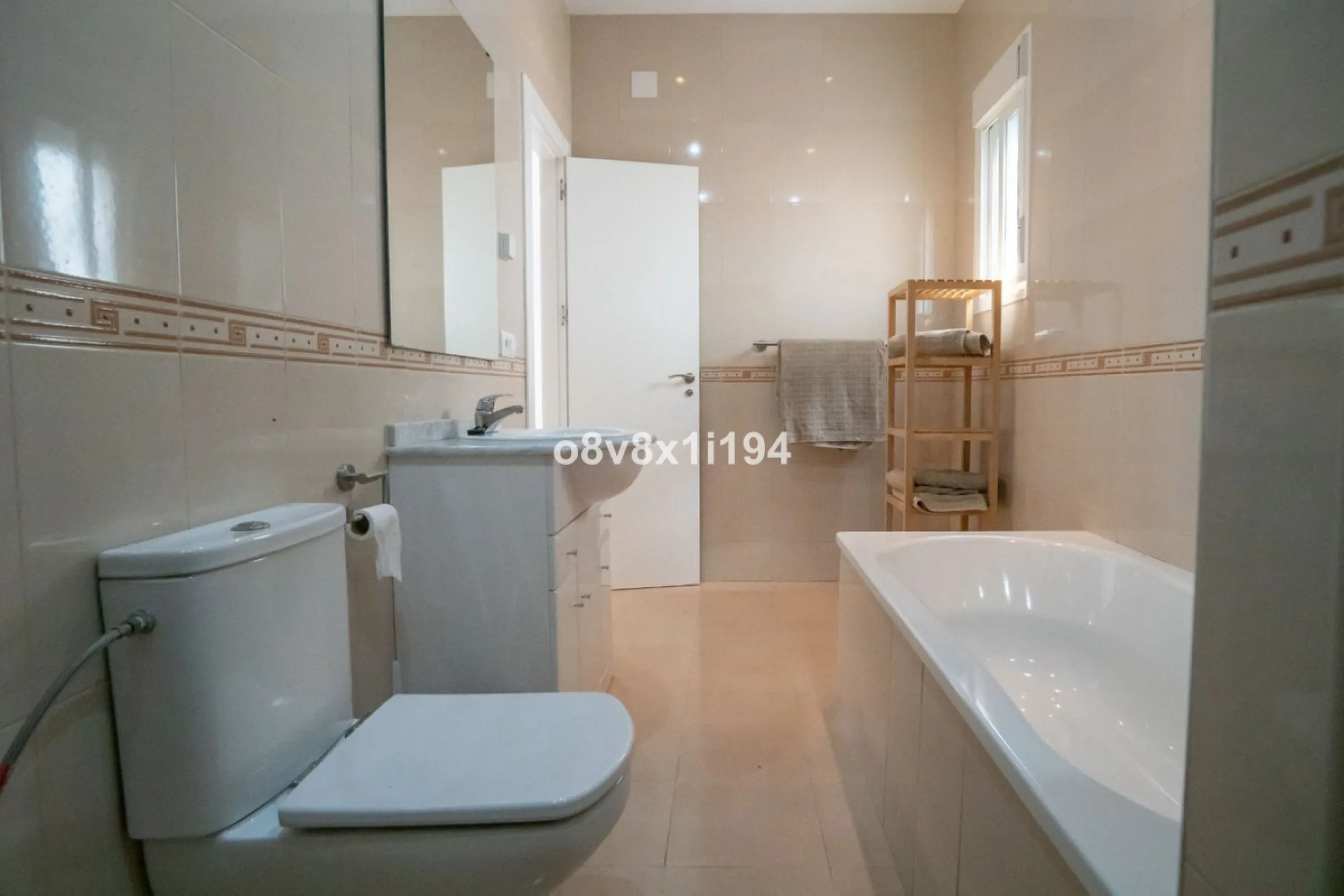 Looking for peace, space, and quality of life near the sea? Look no further! We present to you this spectacular detached villa located in a luxurious area of Benajarafe, just 1.5 km from the beach, offering stunning open views that will make you feel like