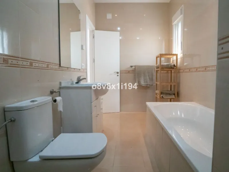 Looking for peace, space, and quality of life near the sea? Look no further! We present to you this spectacular detached villa located in a luxurious area of Benajarafe, just 1.5 km from the beach, offering stunning open views that will make you feel like