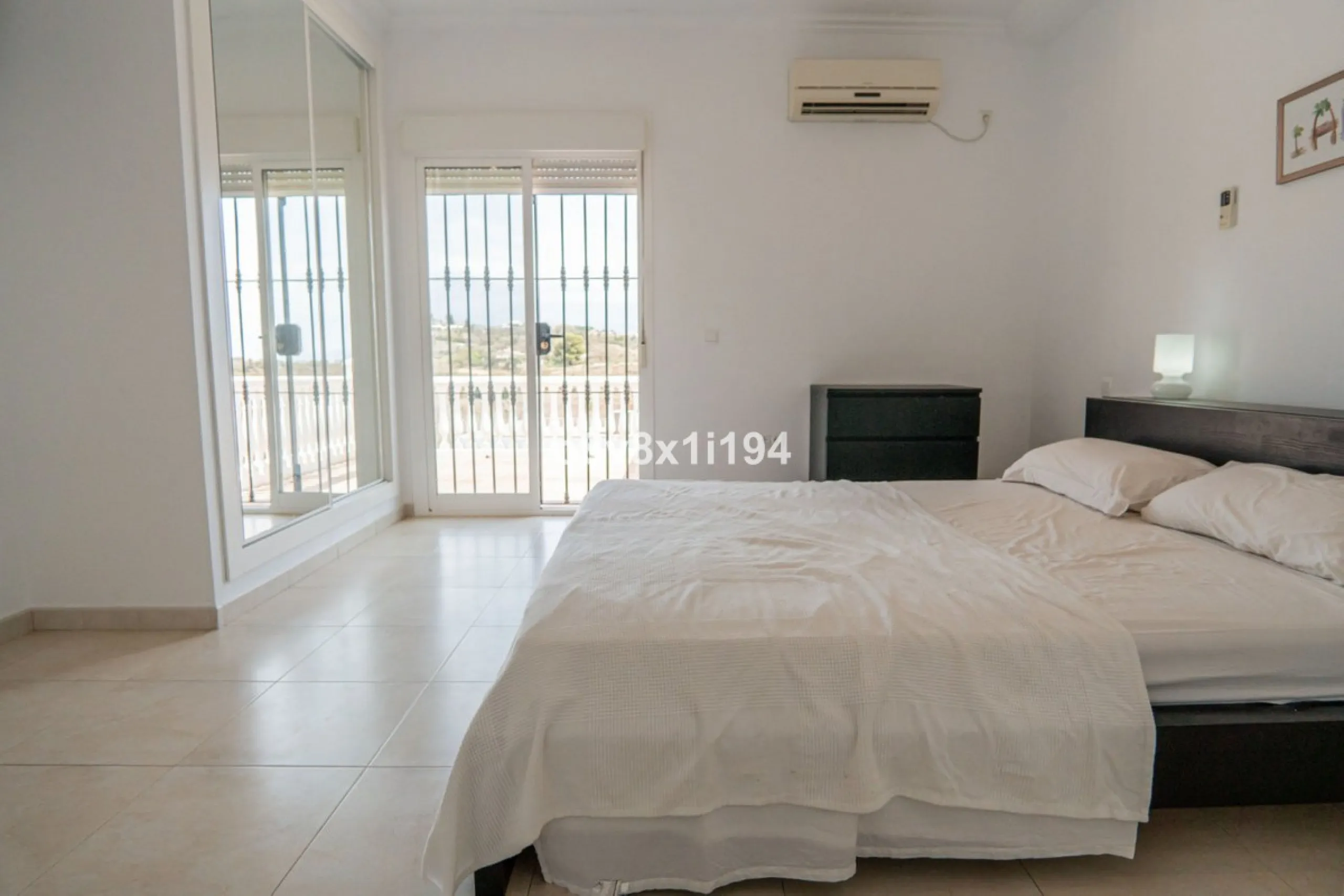 Looking for peace, space, and quality of life near the sea? Look no further! We present to you this spectacular detached villa located in a luxurious area of Benajarafe, just 1.5 km from the beach, offering stunning open views that will make you feel like