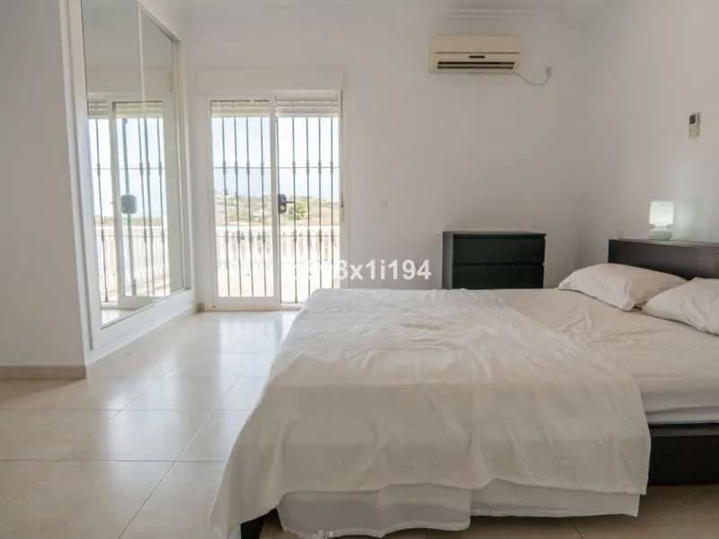 Looking for peace, space, and quality of life near the sea? Look no further! We present to you this spectacular detached villa located in a luxurious area of Benajarafe, just 1.5 km from the beach, offering stunning open views that will make you feel like