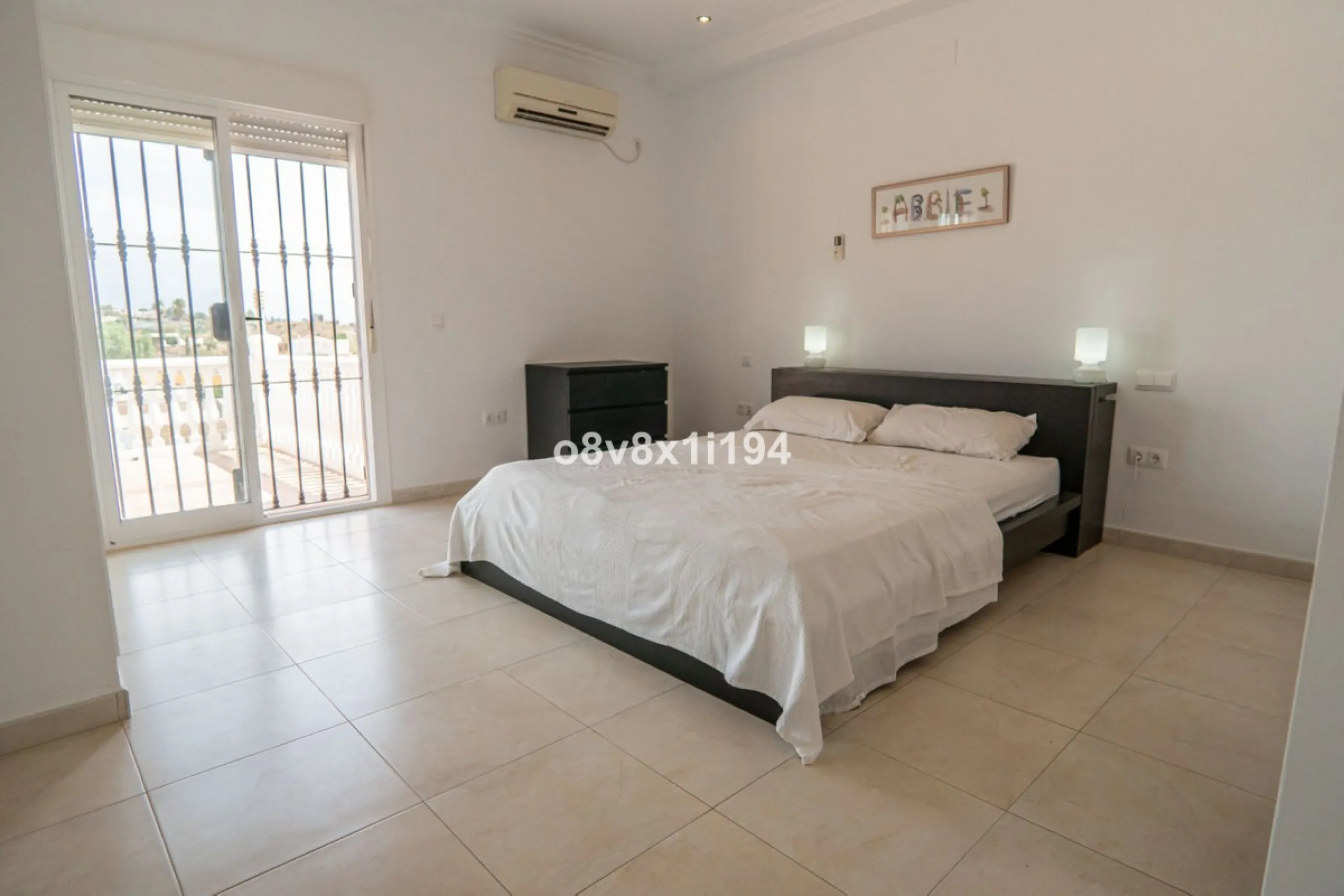Looking for peace, space, and quality of life near the sea? Look no further! We present to you this spectacular detached villa located in a luxurious area of Benajarafe, just 1.5 km from the beach, offering stunning open views that will make you feel like