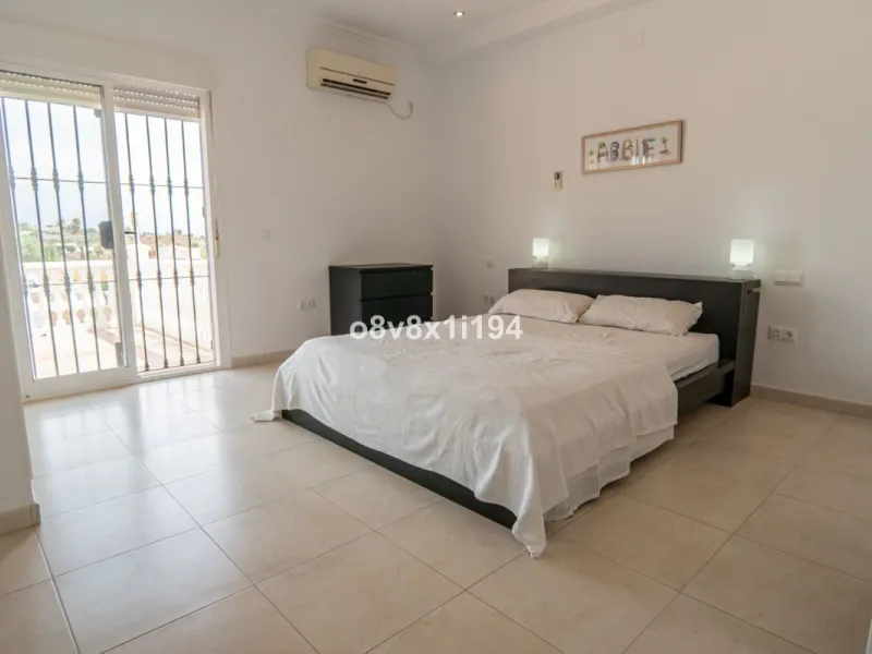 Looking for peace, space, and quality of life near the sea? Look no further! We present to you this spectacular detached villa located in a luxurious area of Benajarafe, just 1.5 km from the beach, offering stunning open views that will make you feel like