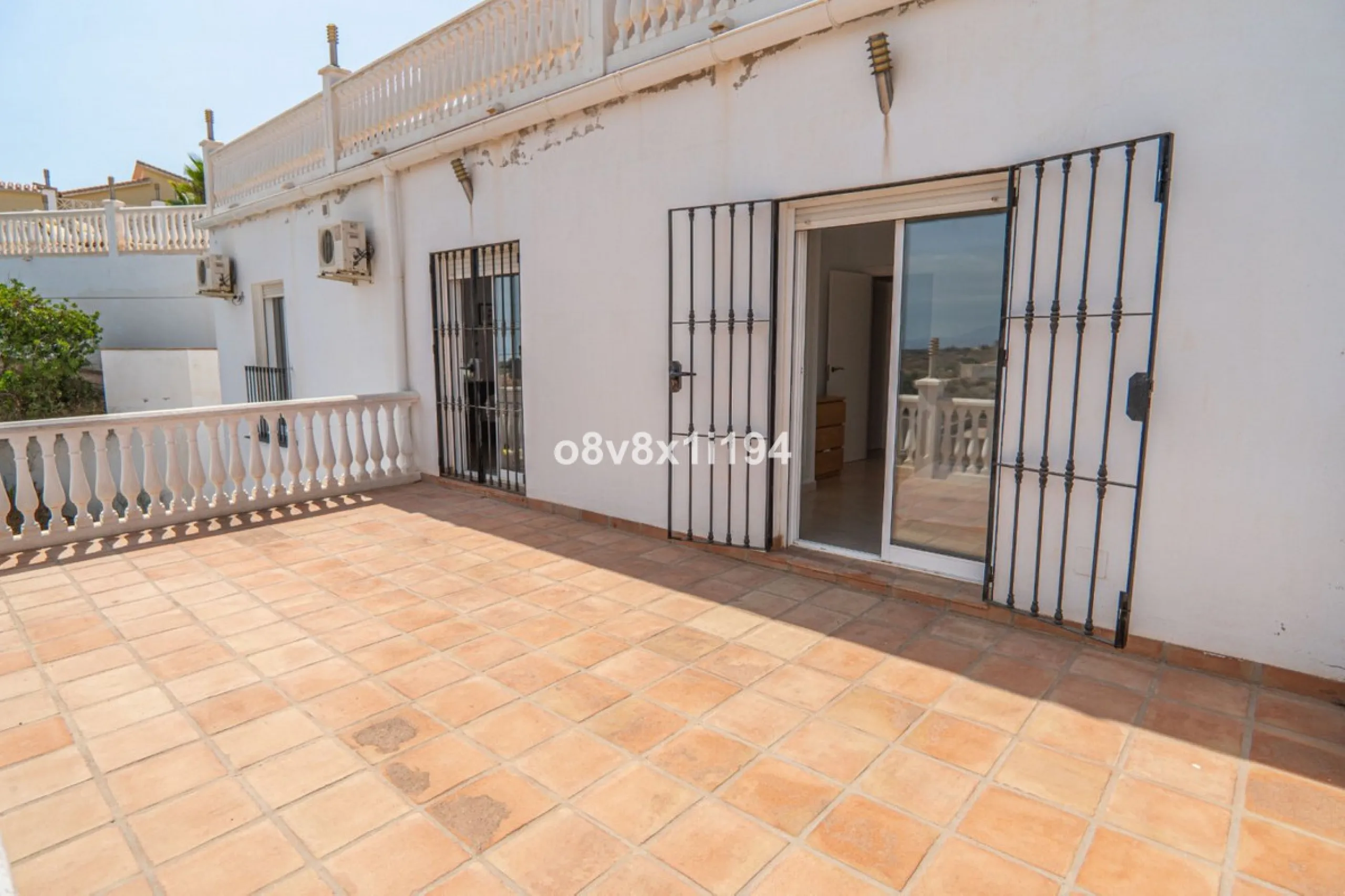 Looking for peace, space, and quality of life near the sea? Look no further! We present to you this spectacular detached villa located in a luxurious area of Benajarafe, just 1.5 km from the beach, offering stunning open views that will make you feel like