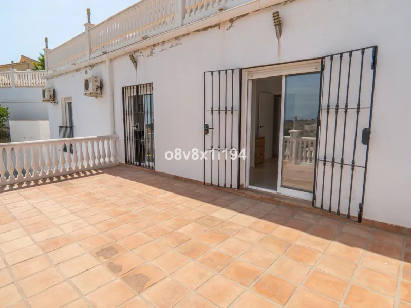 Looking for peace, space, and quality of life near the sea? Look no further! We present to you this spectacular detached villa located in a luxurious area of Benajarafe, just 1.5 km from the beach, offering stunning open views that will make you feel like