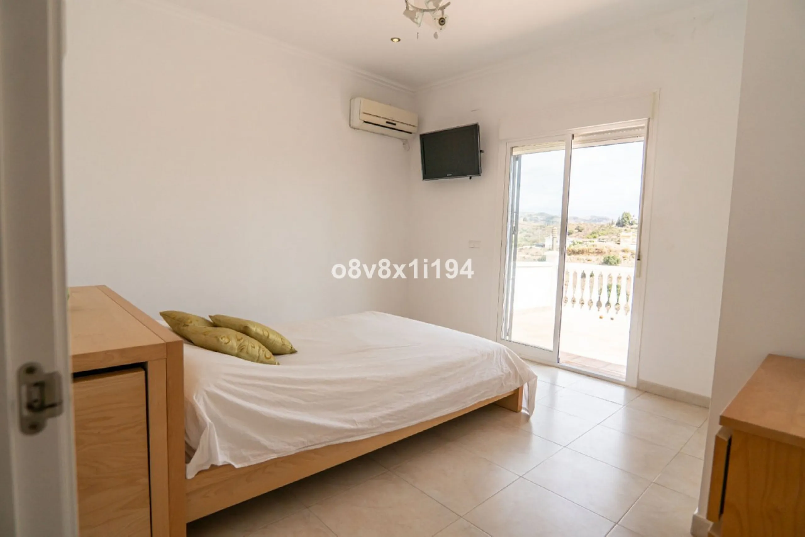 Looking for peace, space, and quality of life near the sea? Look no further! We present to you this spectacular detached villa located in a luxurious area of Benajarafe, just 1.5 km from the beach, offering stunning open views that will make you feel like