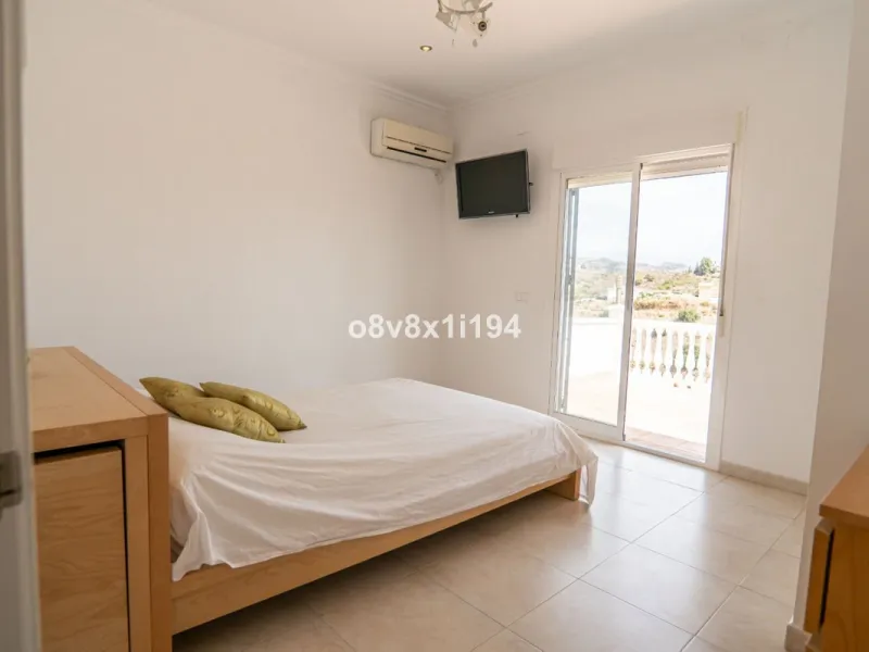 Looking for peace, space, and quality of life near the sea? Look no further! We present to you this spectacular detached villa located in a luxurious area of Benajarafe, just 1.5 km from the beach, offering stunning open views that will make you feel like
