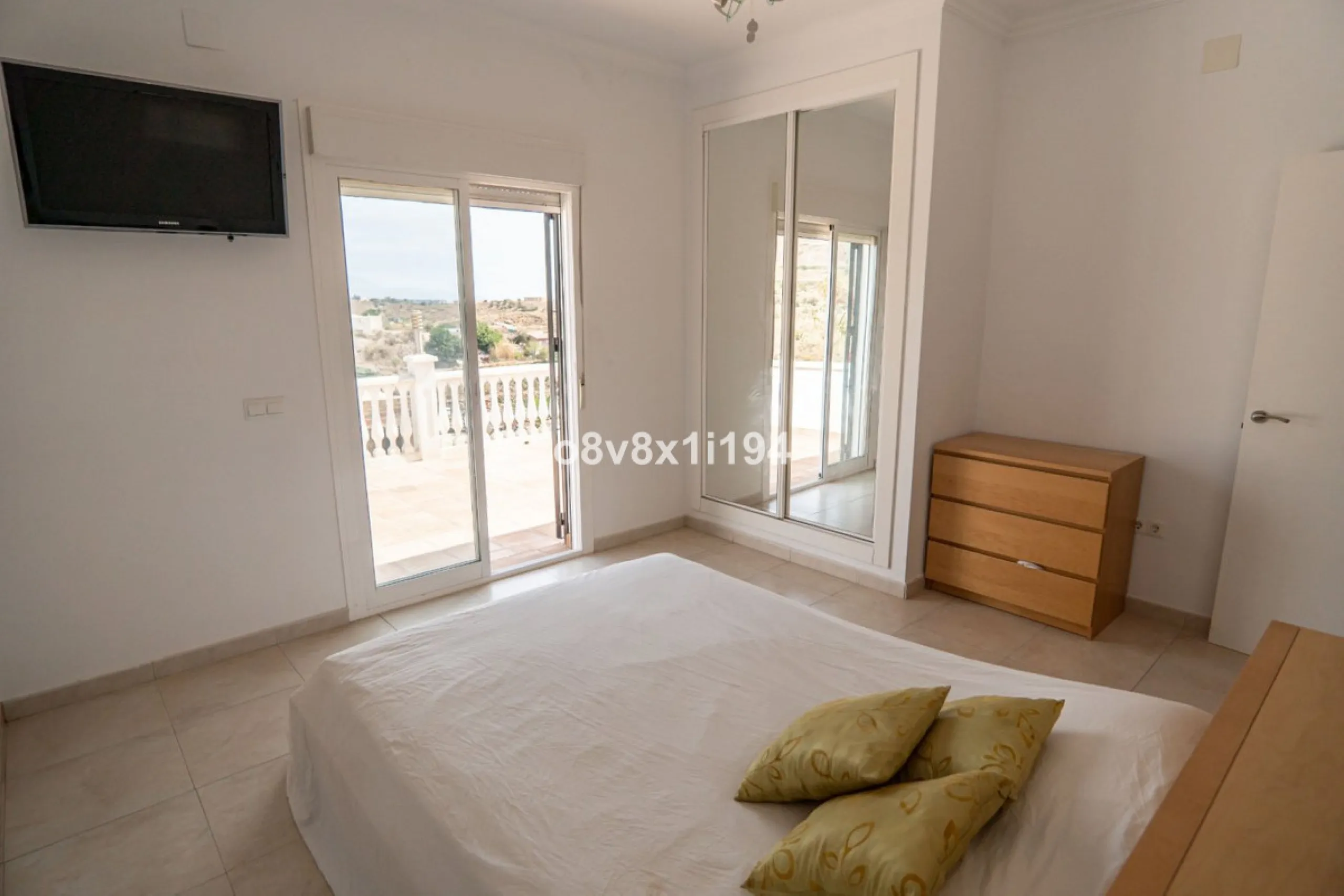 Looking for peace, space, and quality of life near the sea? Look no further! We present to you this spectacular detached villa located in a luxurious area of Benajarafe, just 1.5 km from the beach, offering stunning open views that will make you feel like
