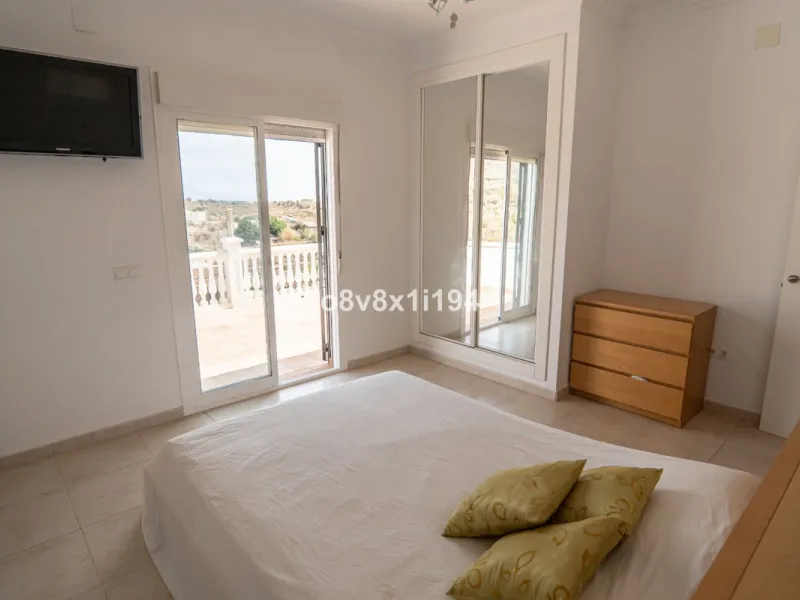 Looking for peace, space, and quality of life near the sea? Look no further! We present to you this spectacular detached villa located in a luxurious area of Benajarafe, just 1.5 km from the beach, offering stunning open views that will make you feel like