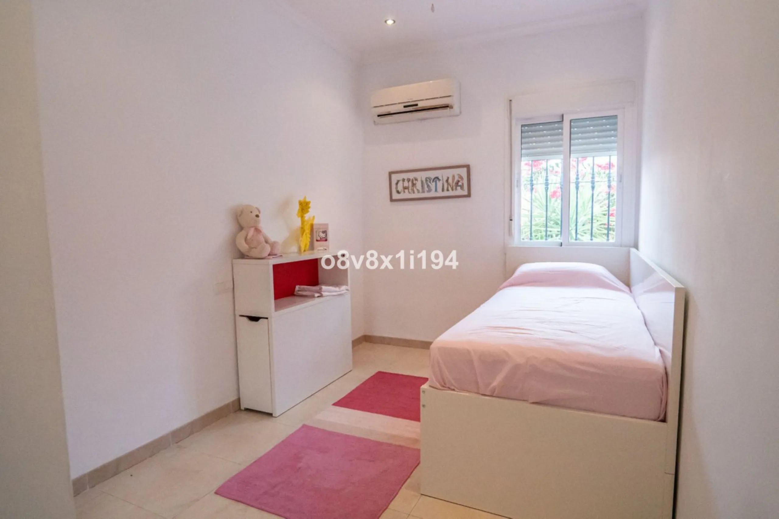 Looking for peace, space, and quality of life near the sea? Look no further! We present to you this spectacular detached villa located in a luxurious area of Benajarafe, just 1.5 km from the beach, offering stunning open views that will make you feel like