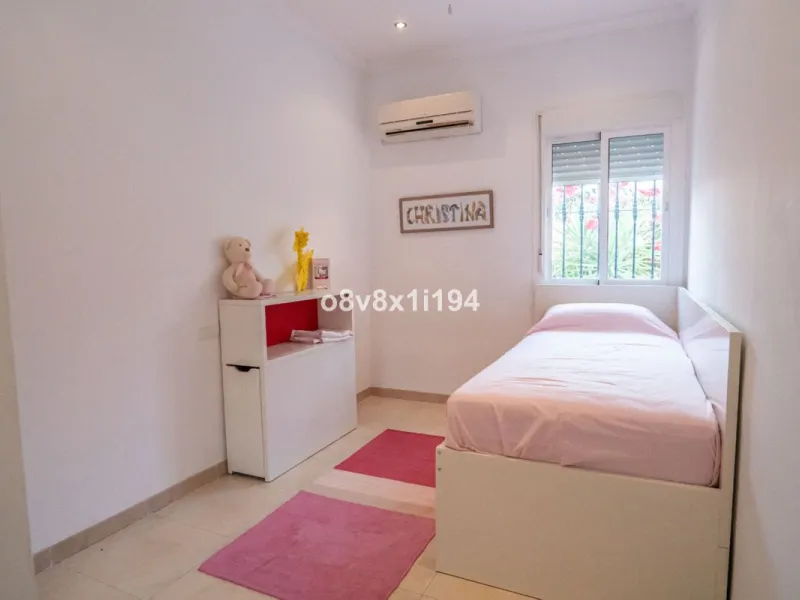 Looking for peace, space, and quality of life near the sea? Look no further! We present to you this spectacular detached villa located in a luxurious area of Benajarafe, just 1.5 km from the beach, offering stunning open views that will make you feel like