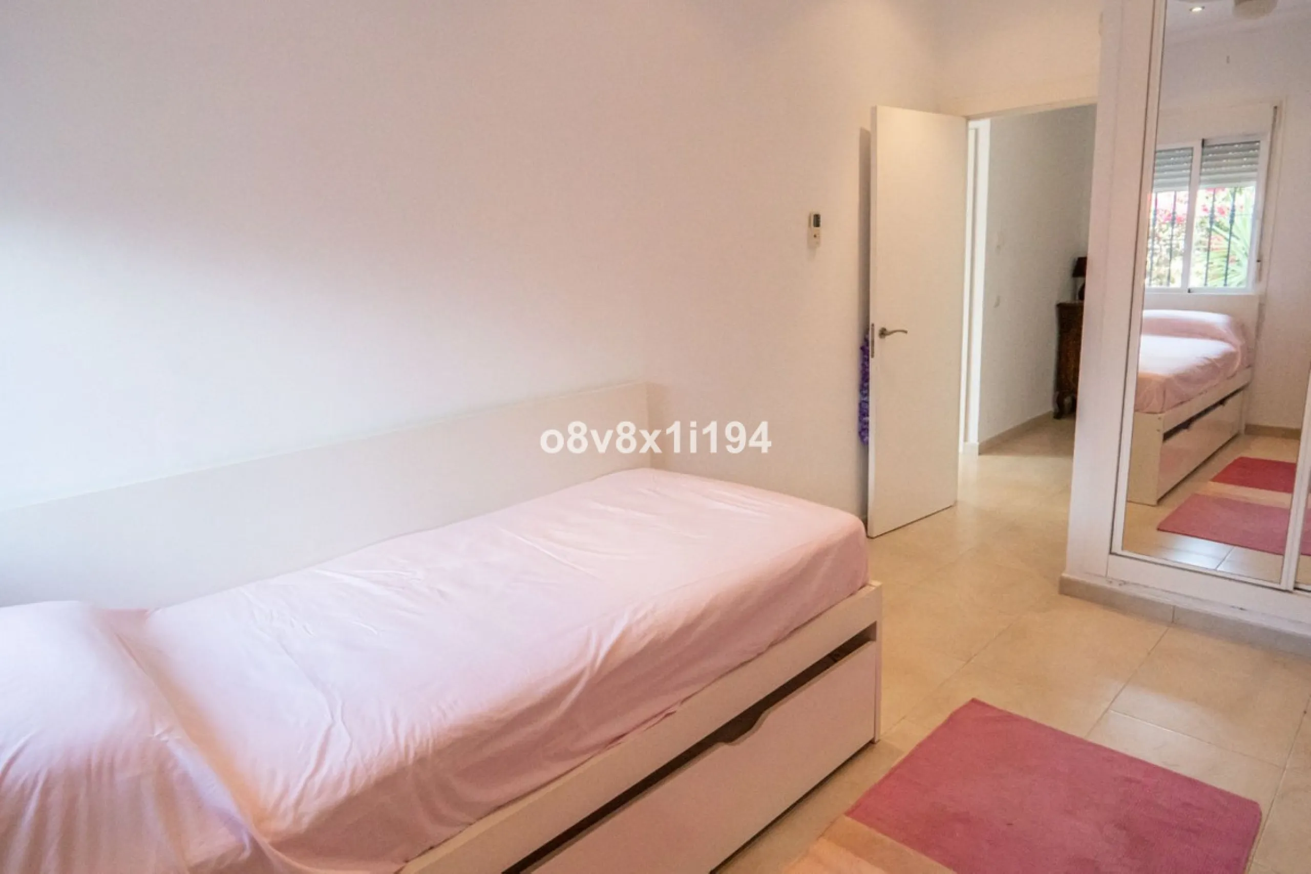 Looking for peace, space, and quality of life near the sea? Look no further! We present to you this spectacular detached villa located in a luxurious area of Benajarafe, just 1.5 km from the beach, offering stunning open views that will make you feel like