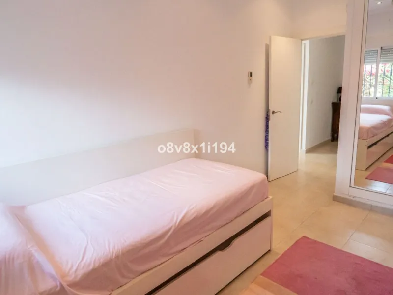Looking for peace, space, and quality of life near the sea? Look no further! We present to you this spectacular detached villa located in a luxurious area of Benajarafe, just 1.5 km from the beach, offering stunning open views that will make you feel like