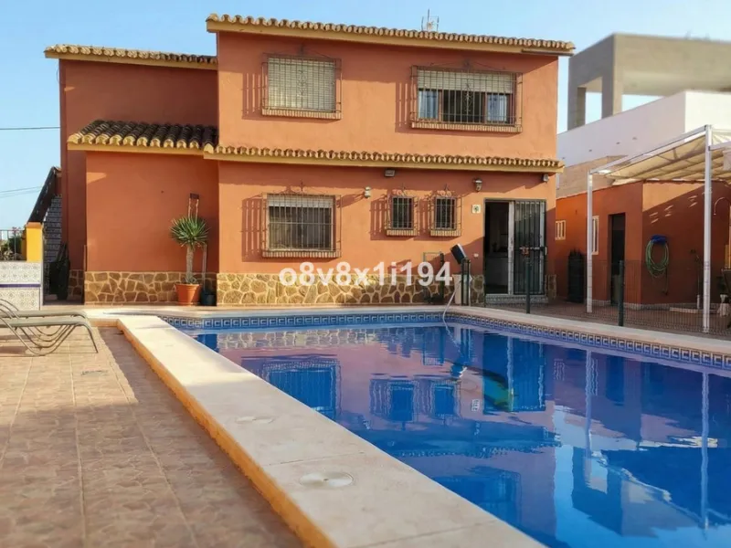 Spacious villa for sale in one of the most sought-after areas of Rincón de la Victoria, in the tranquil and prestigious Cotomar neighborhood.