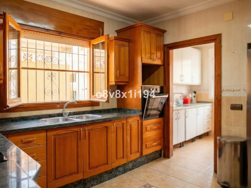 House - Detached Villa в продаже в Rincón de la Victoria, Málaga. В доме 11 спален и 5 ванных комнат. Площадь дома 432 м². Площадь участка 695 м²