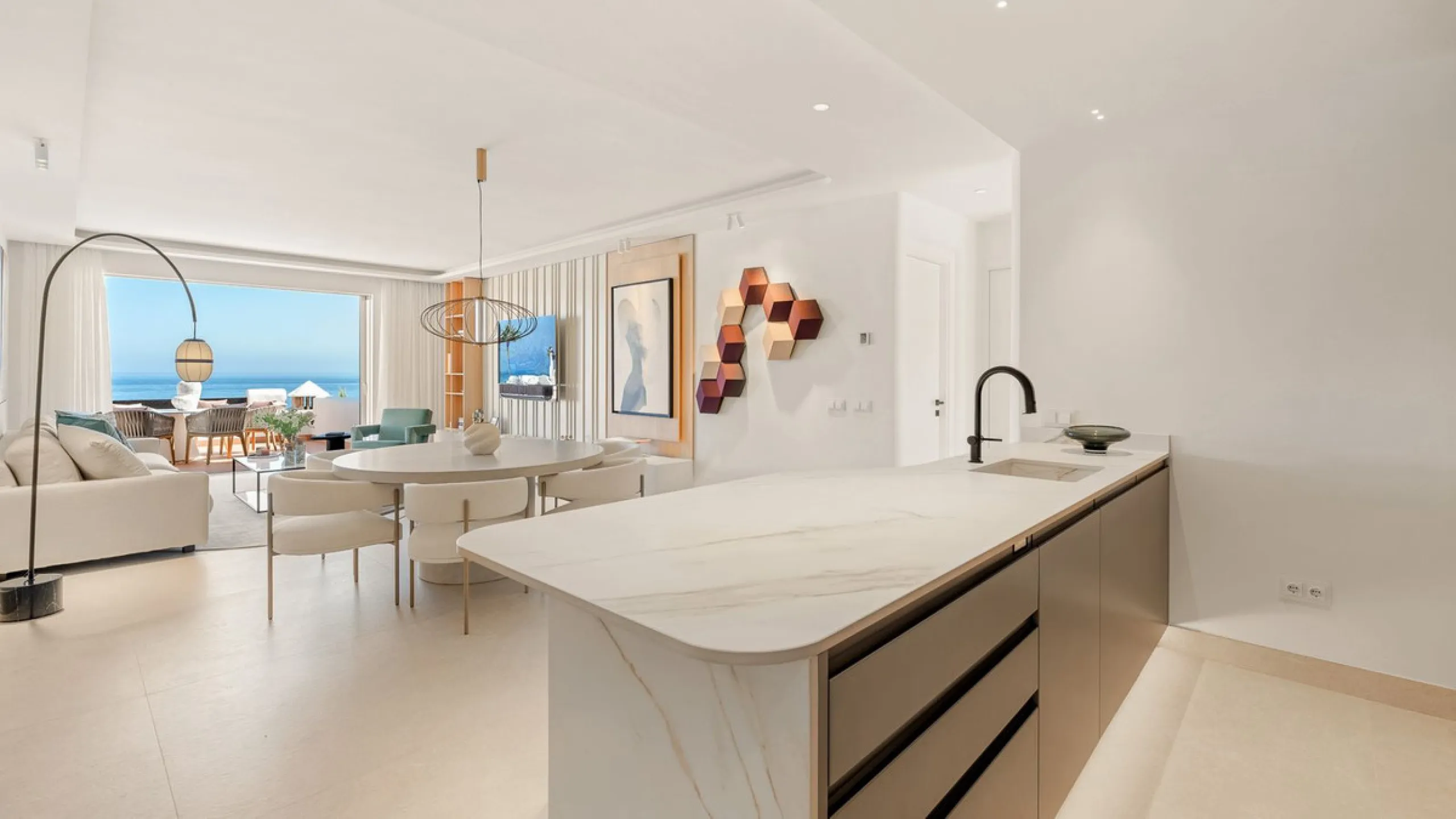 Apartment - Penthouse Duplex в продаже в Estepona, Málaga. В доме 3 спален и 3 ванных комнат. Площадь дома 154 м²