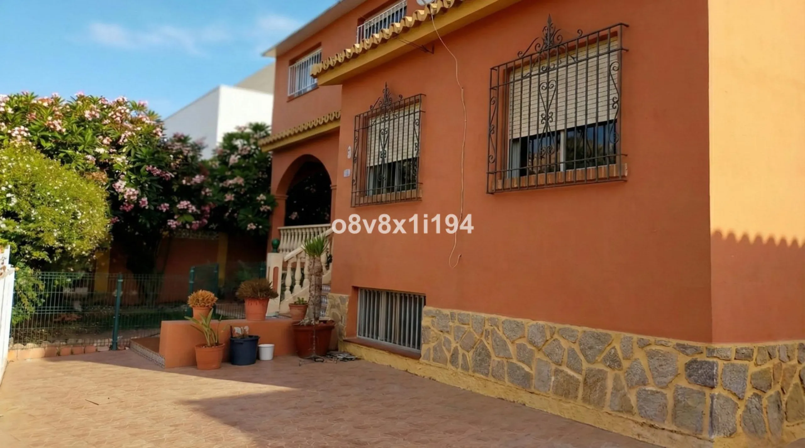 House - Detached Villa в продаже в Rincón de la Victoria, Málaga. В доме 11 спален и 5 ванных комнат. Площадь дома 432 м². Площадь участка 695 м²