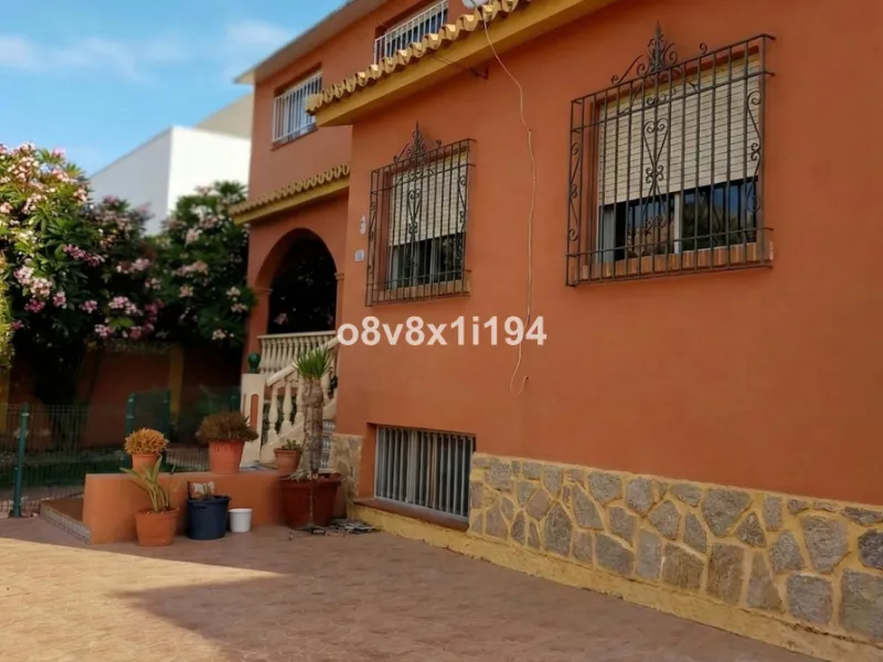 House - Detached Villa в продаже в Rincón de la Victoria, Málaga. В доме 11 спален и 5 ванных комнат. Площадь дома 432 м². Площадь участка 695 м²