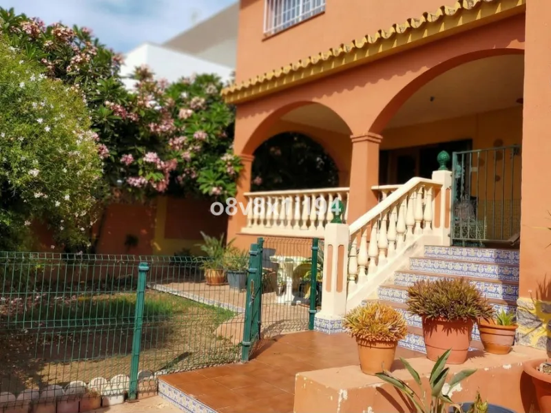 House - Detached Villa в продаже в Rincón de la Victoria, Málaga. В доме 11 спален и 5 ванных комнат. Площадь дома 432 м². Площадь участка 695 м²