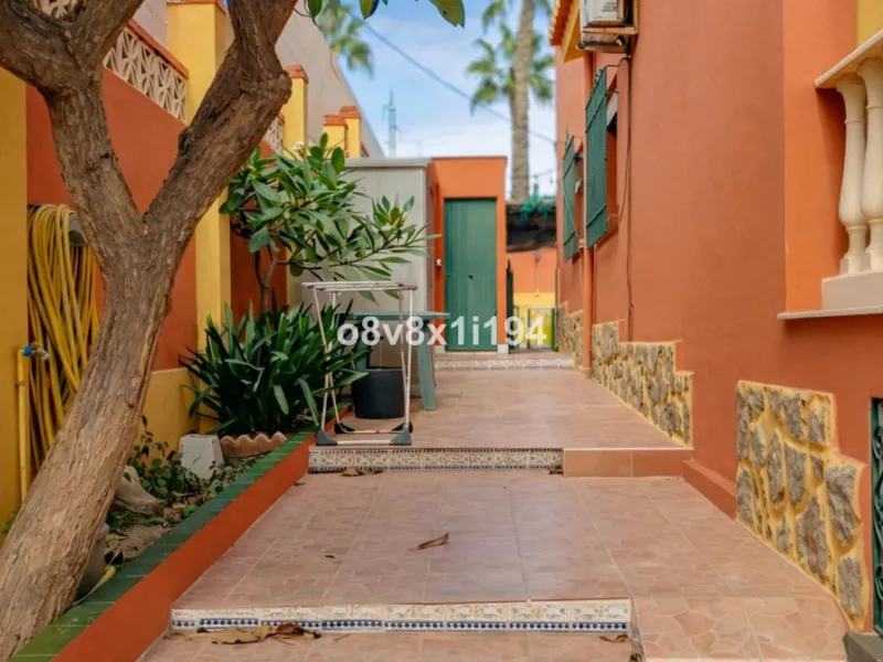 House - Detached Villa в продаже в Rincón de la Victoria, Málaga. В доме 11 спален и 5 ванных комнат. Площадь дома 432 м². Площадь участка 695 м²
