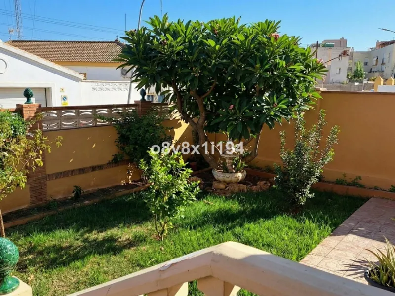 House - Detached Villa в продаже в Rincón de la Victoria, Málaga. В доме 11 спален и 5 ванных комнат. Площадь дома 432 м². Площадь участка 695 м²