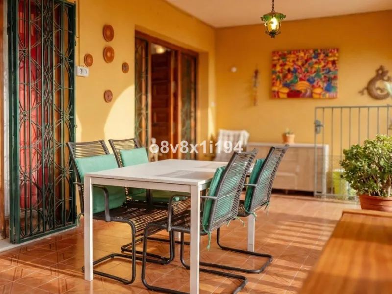 House - Detached Villa в продаже в Rincón de la Victoria, Málaga. В доме 11 спален и 5 ванных комнат. Площадь дома 432 м². Площадь участка 695 м²