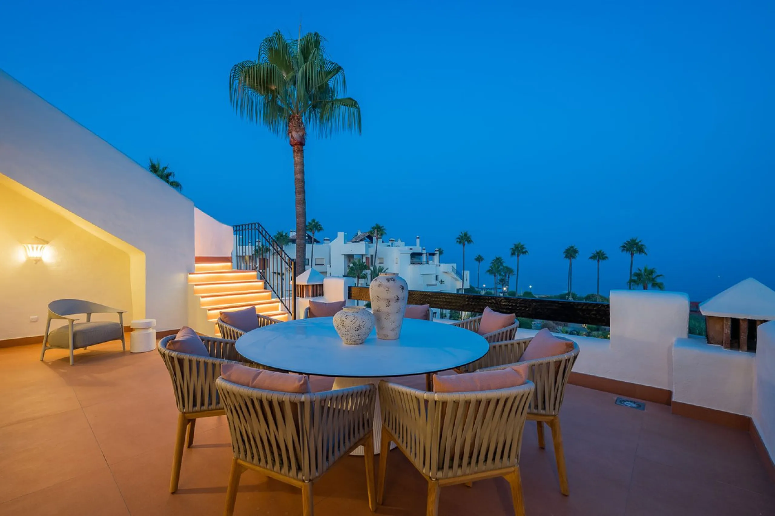 Apartment - Penthouse Duplex в продаже в Estepona, Málaga. В доме 3 спален и 3 ванных комнат. Площадь дома 154 м²