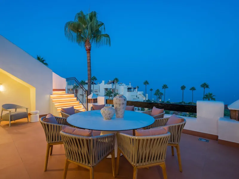 Apartment - Penthouse Duplex в продаже в Estepona, Málaga. В доме 3 спален и 3 ванных комнат. Площадь дома 154 м²