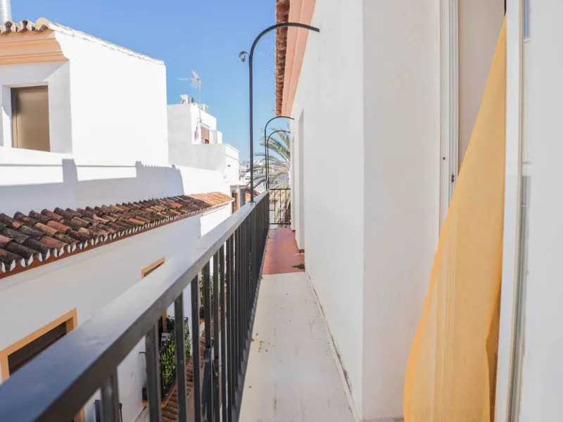 House - Townhouse в продаже в Marbella, Málaga. В доме 6 спален и 4 ванных комнат. Площадь дома 431 м²