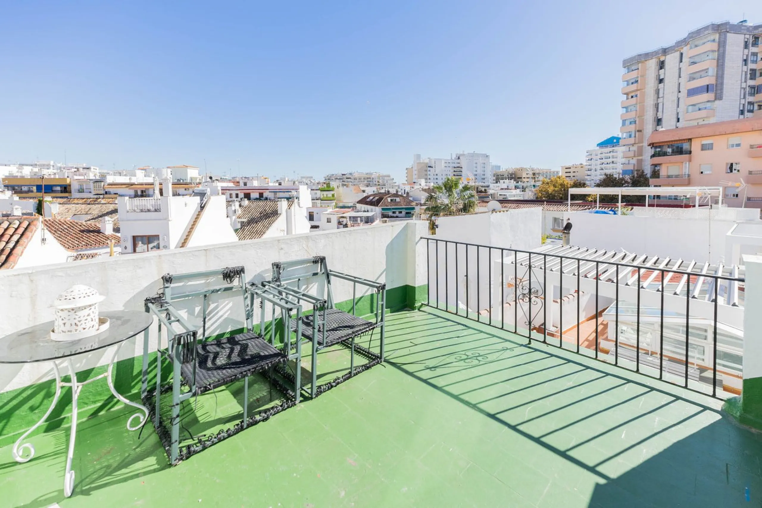 House - Townhouse в продаже в Marbella, Málaga. В доме 6 спален и 4 ванных комнат. Площадь дома 431 м²